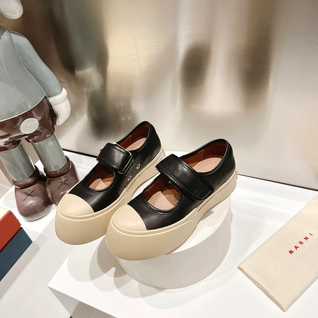 👟👟Ex-factory price 480👟👟 (exclusive top quality) Marni|Mary Jane big head doll shoes‼ ️Upgraded outsole, consistent lasting process with the original version, upgraded to the latest official original packaging‼ ️ Mani’s incomparable and versatile white shoes! I'm tired of the regular white shoes, so I bought a pair of different style thick-soled big-toe shoes. Paris International Fashion Week catwalk model, purchase-level version, all Internet celebrities wear it, Song Zuer, Zhao Lusi, Huo🔥 Show... [4.5cm increased sole] Not bulky, light and soft, comfortable on the feet! It feels very good on your feet and doesn't scratch your feet at all! Extremely comfortable! Daily travel! Wear whatever you like regardless of the occasion, no fear of any dress code, no pressure to dress! ✔Upper: imported cowhide fabric ✔Lining: lambskin lining ✔Outsole: exclusive original molded 1:1 rubber ➕T👟👟factory price U outsole! Floating beige is not completely white. Difference between market currencies We are different‼ ️ ✔𝐒𝐢𝐳𝐞: 35-40